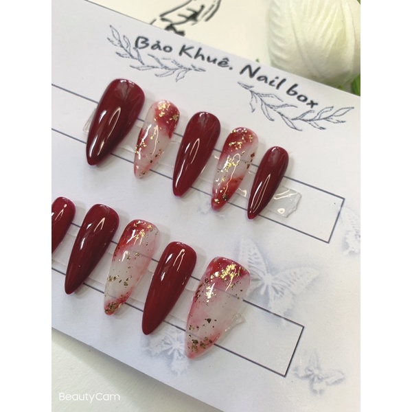 Mẫu nail đỏ loang: Với mẫu nail đỏ loang, bạn sẽ trông thật nổi bật và thu hút ánh nhìn của mọi người. Bộ móng tay độc đáo này chắc chắn sẽ khiến bạn tự tin khi xuất hiện trong những buổi tiệc tùng hay sự kiện quan trọng.