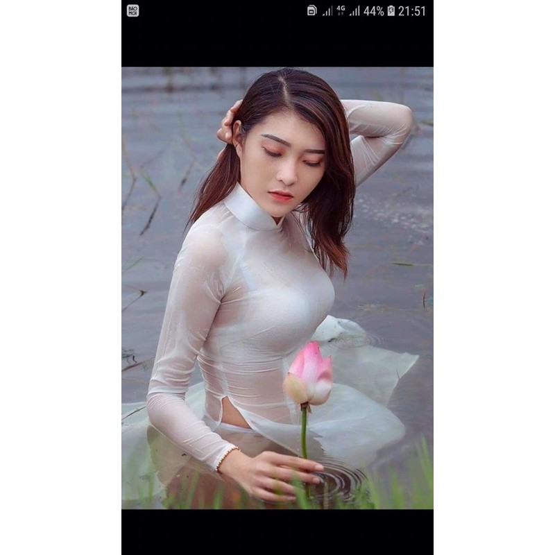 Áo dài mỏng trong mưa