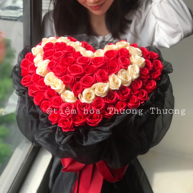 Bó Hoa Hồng Sáp Hình Trái Tim Màu Đỏ Mix Vải Voan Màu Đen Sang Trọng Size  Lớn | Shopee Việt Nam