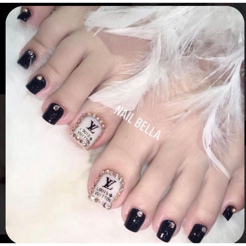 Móng tay giả thiết kế - fake nail art designs:
Móng tay giả thiết kế không chỉ giúp bạn đổi màu móng tay một cách đơn giản mà còn tạo nên những kiệt tác nghệ thuật độc đáo. Với nhiều mẫu thiết kế đẹp mắt và phù hợp với nhiều sự kiện, bạn hoàn toàn có thể tự tay làm cho mình những chiếc móng tay giả độc đáo và cá tính.