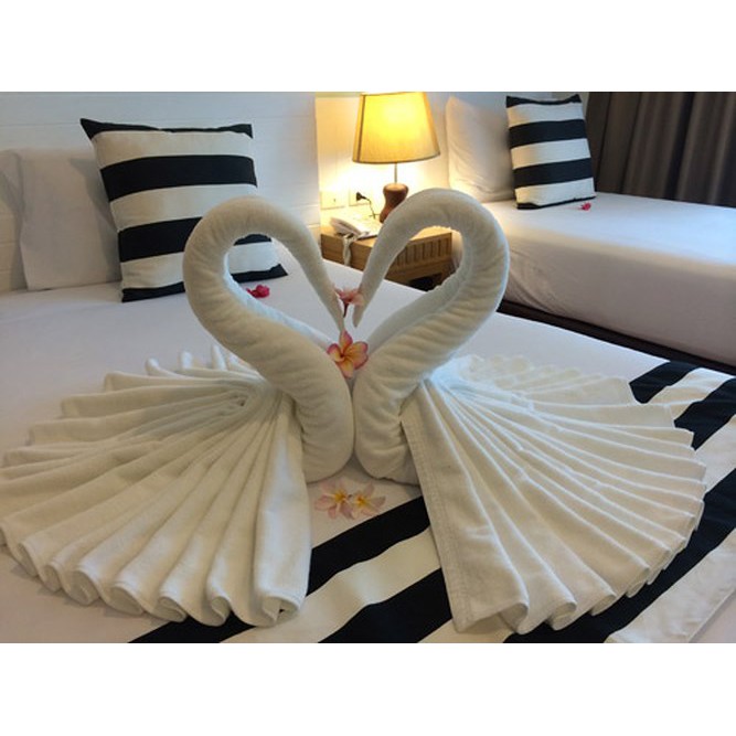 Khăn tắm trắng gấp thiên nga trang trí giường cưới | Shopee Việt Nam