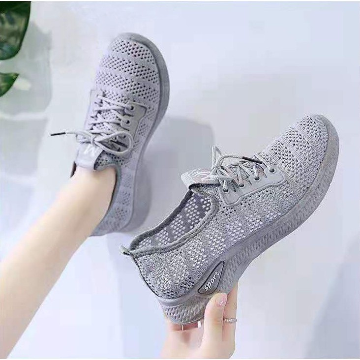 Giày Thể Thao Mùa Hè: Lựa Chọn Hoàn Hảo Cho Phong Cách Và Sự Thoải Mái