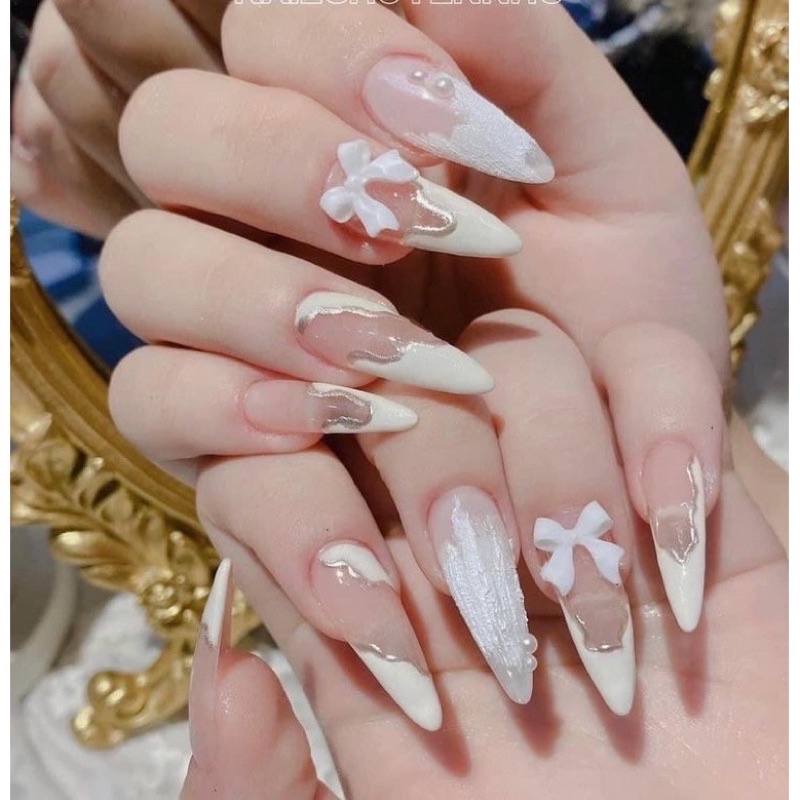 HoliNails: Hãy trải nghiệm cảm giác thư giãn và tận hưởng vẻ đẹp bắt mắt của HoliNails. Với những mẫu móng tay sặc sỡ, tươi mới và độc đáo, bạn sẽ luôn nổi bật và thu hút mọi ánh nhìn.